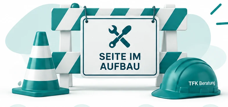 Türkisfarbene Baustellenabsperrung mit dem Hinweis Seite im Aufbau, Verkehrskegel und Schutzhelm